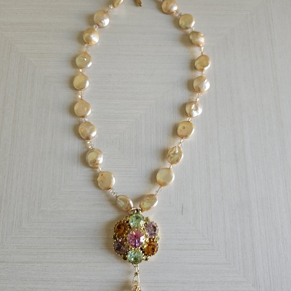 Costume jewelry pearlized necklace with multicolored amulet - Picture 1 of 4